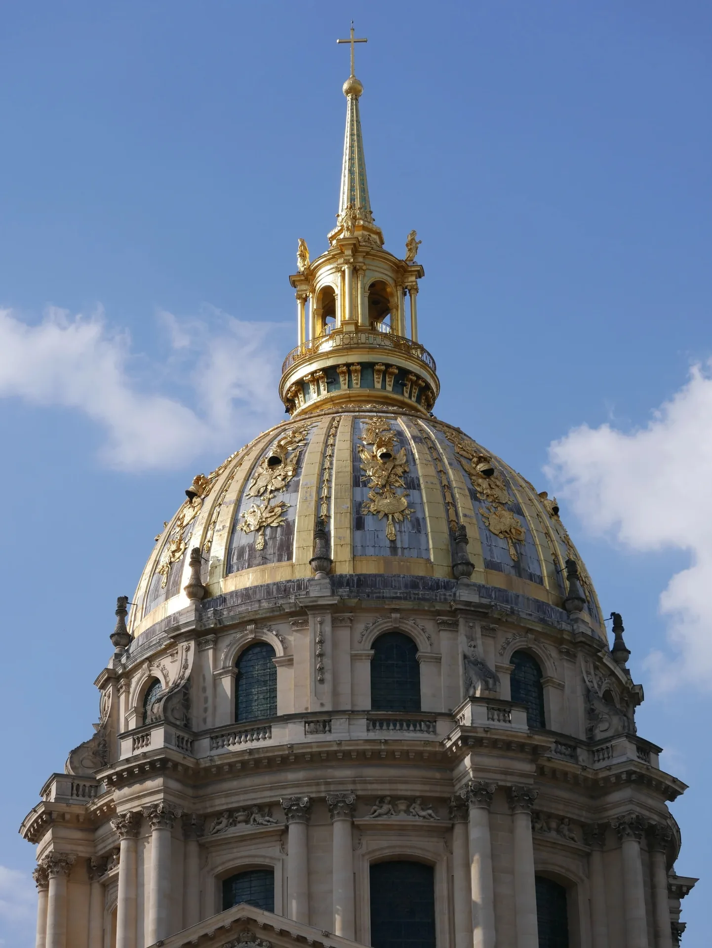 Dôme doré de l'église des Invalides sous un ciel bleu à Paris
