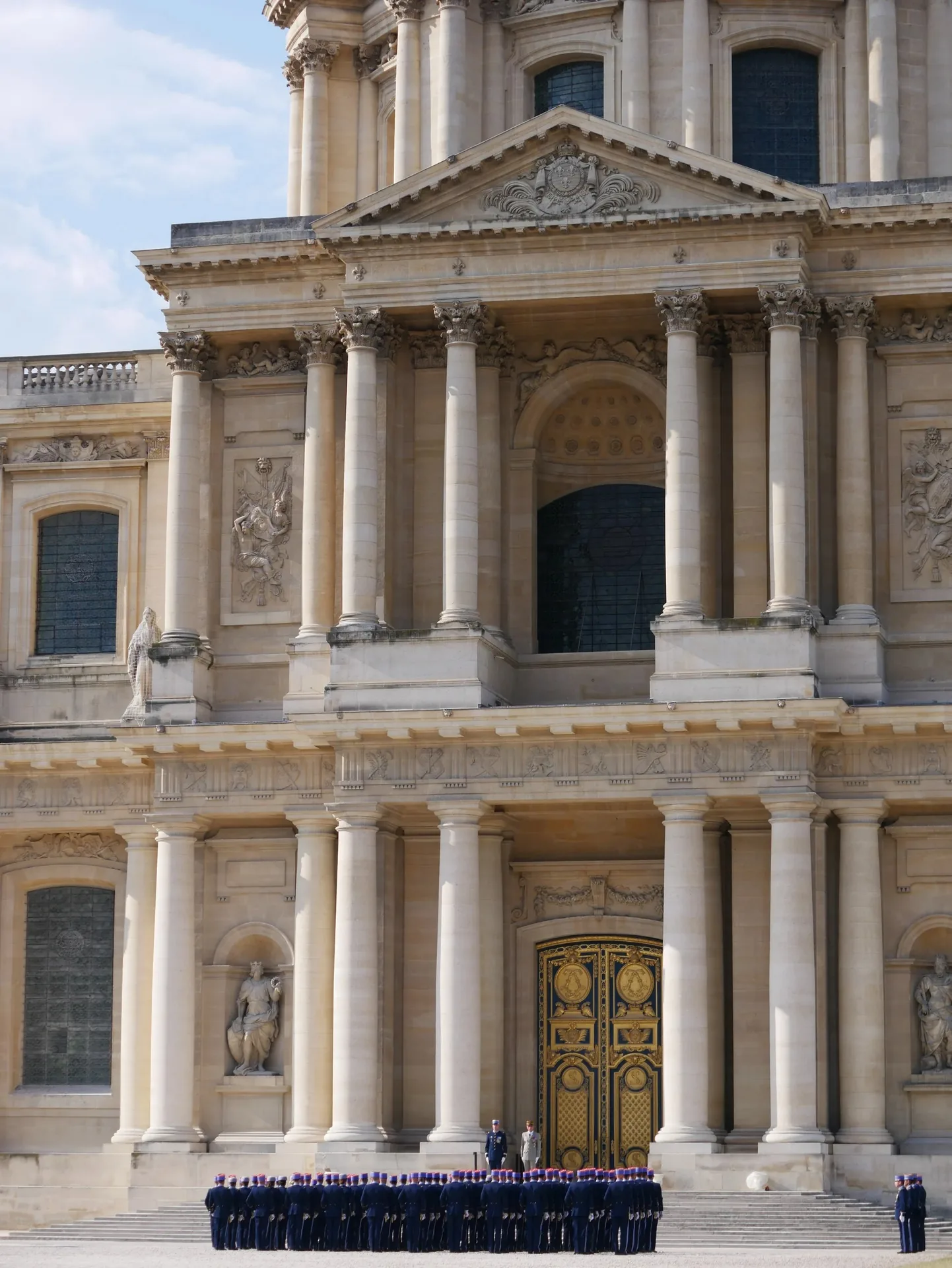 Façade des Invalides avec colonnes et soldats en formation à Paris
