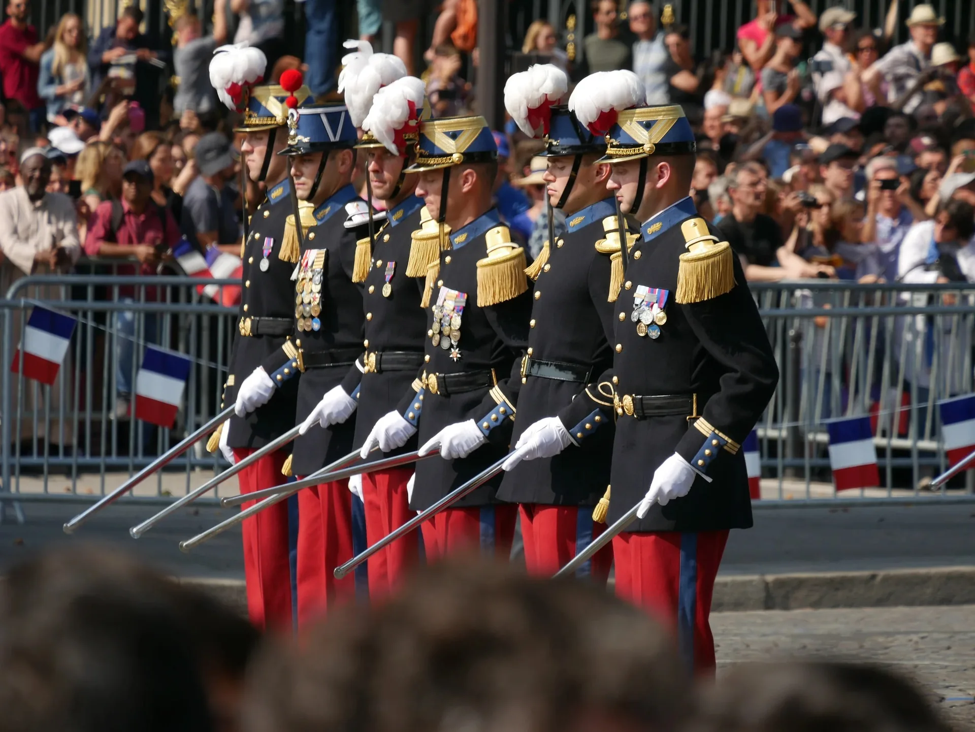 Officiers en uniformes noirs à épaulettes dorées lors du défilé du 14 juillet à Paris