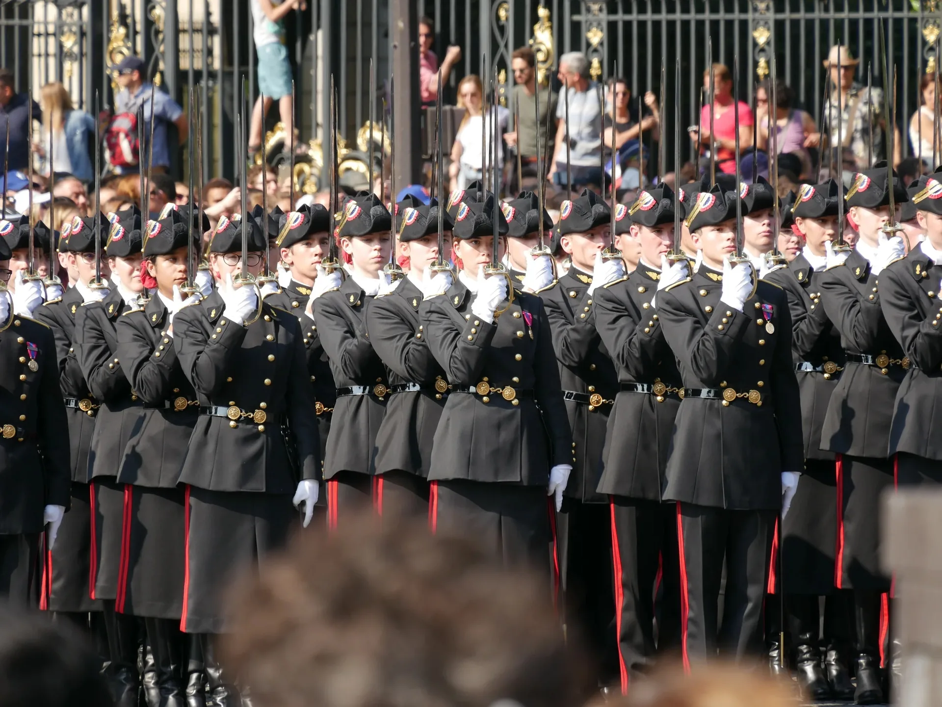 Défilé militaire d'élèves officiers en uniformes noirs à Paris