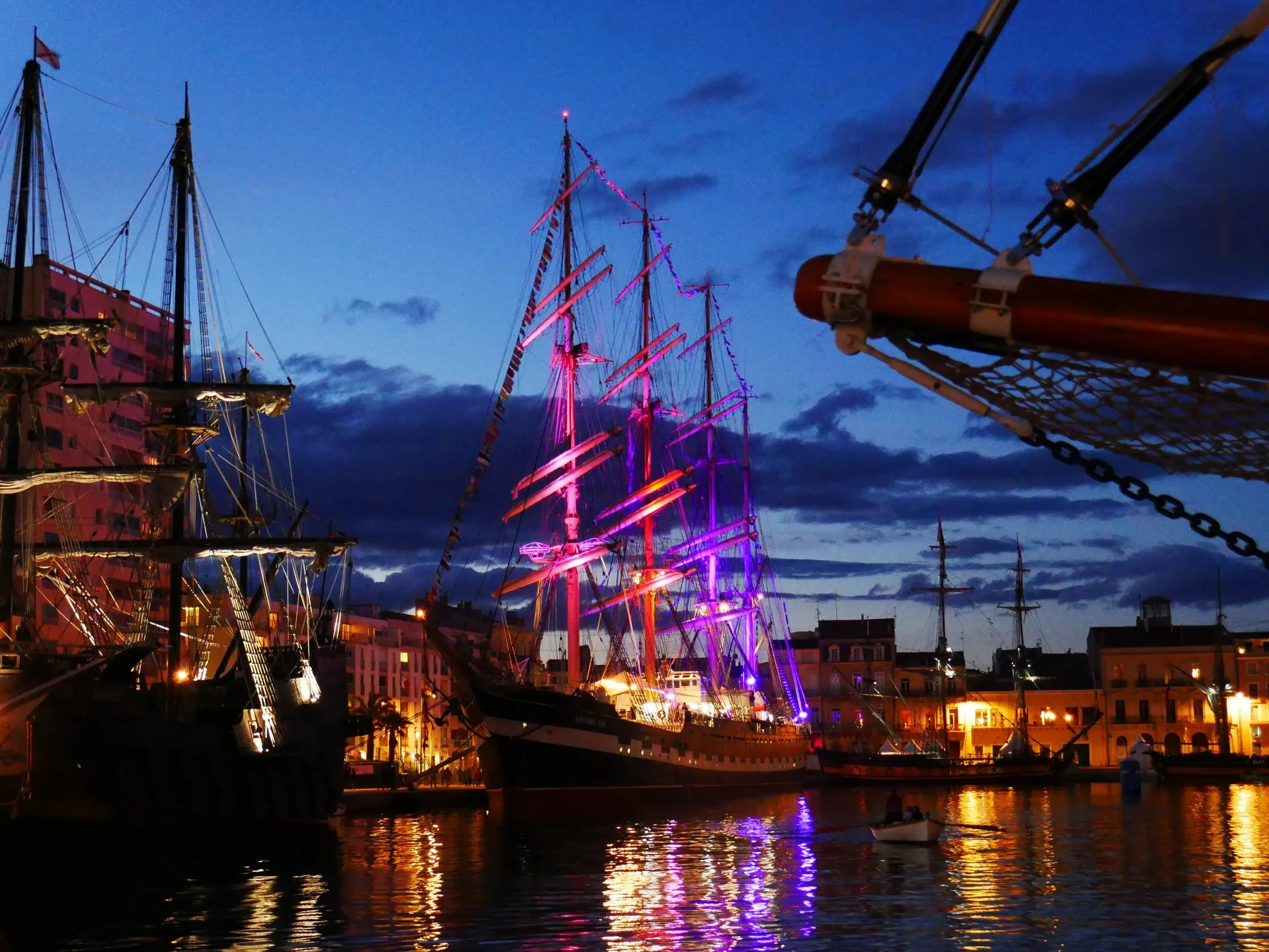 Grands voiliers illuminés la nuit dans le port de Sète lors de l'Escale à Sète