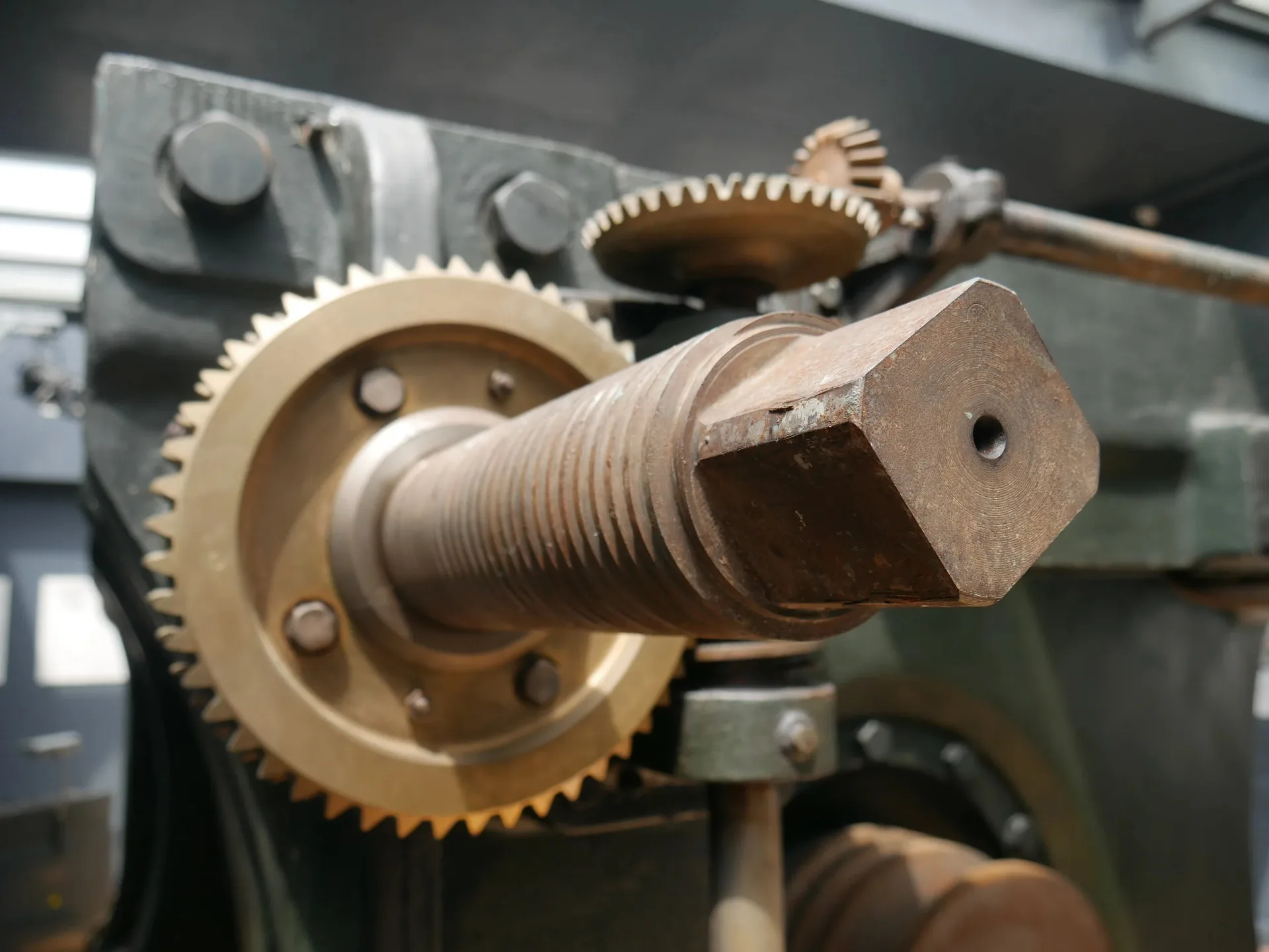 Macro d'engrenages en bronze d'un mécanisme d'horloge industriel