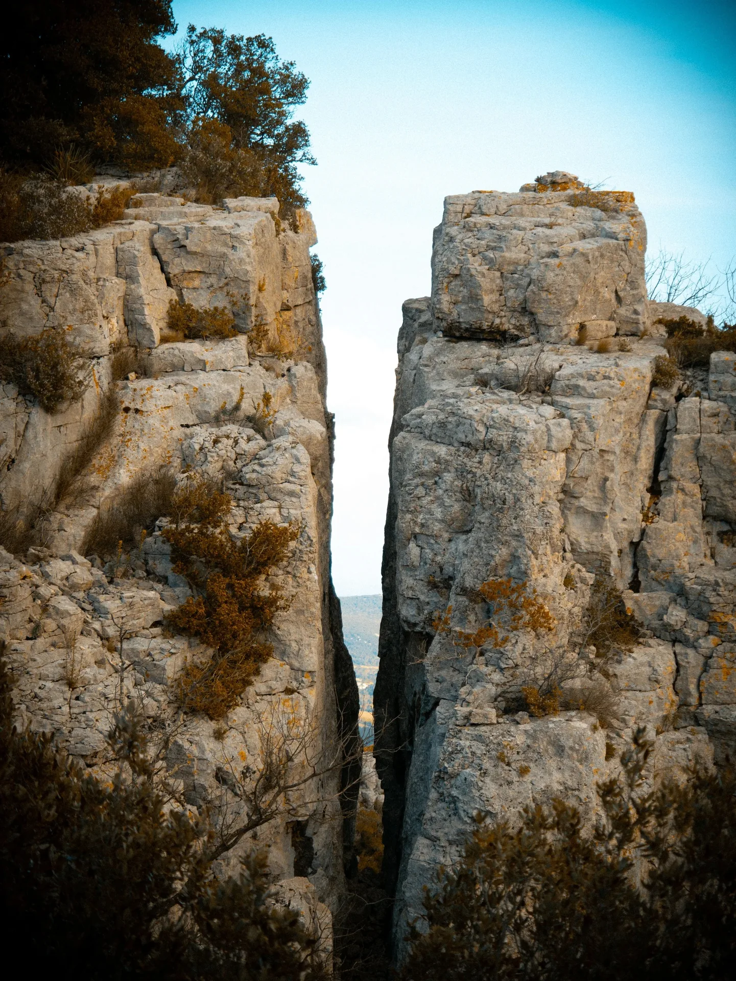Falaises calcaires verticales dans les gorges de garrigue sous ciel bleu