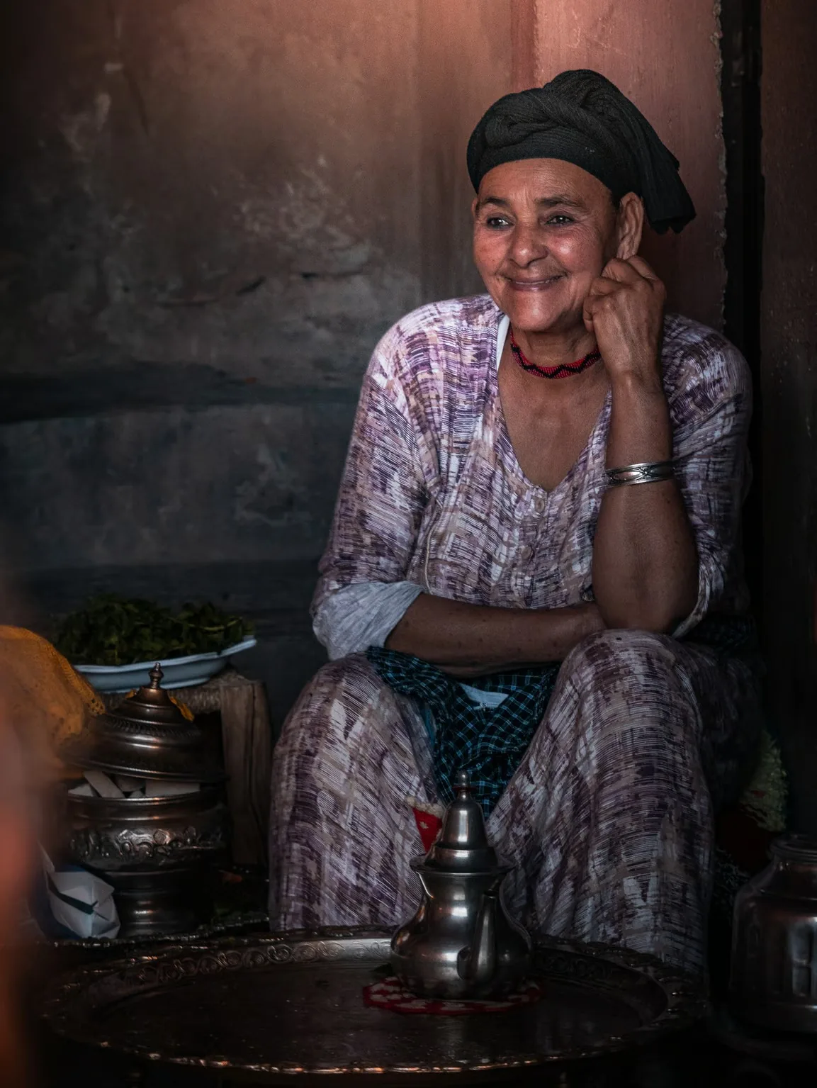 Portrait d'une femme souriante au marché de Marrakech