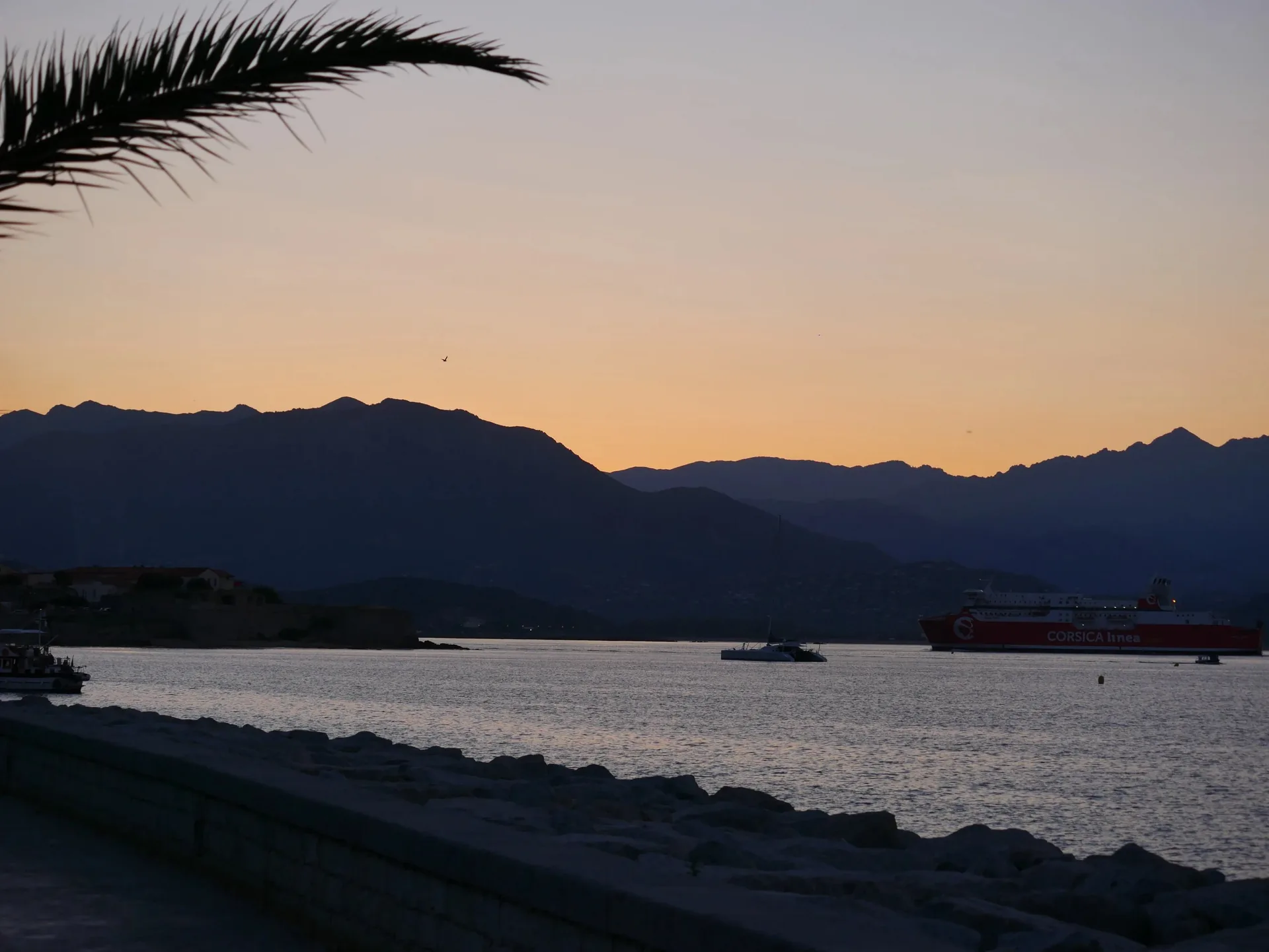 Coucher de soleil sur le port de l'Île-Rousse en Corse avec ferry Corsica Lines