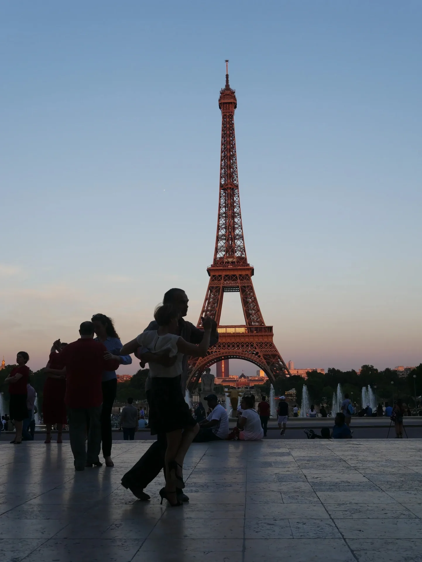 Couples dansant le tango en silhouette devant la Tour Eiffel au Trocadéro